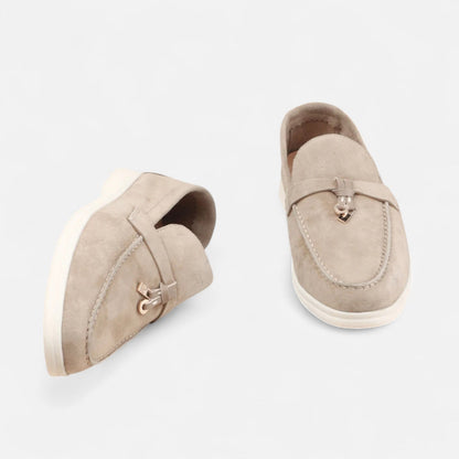 Men's textured slip-on tassel loafers with rounded toes and flat light-coloured soles