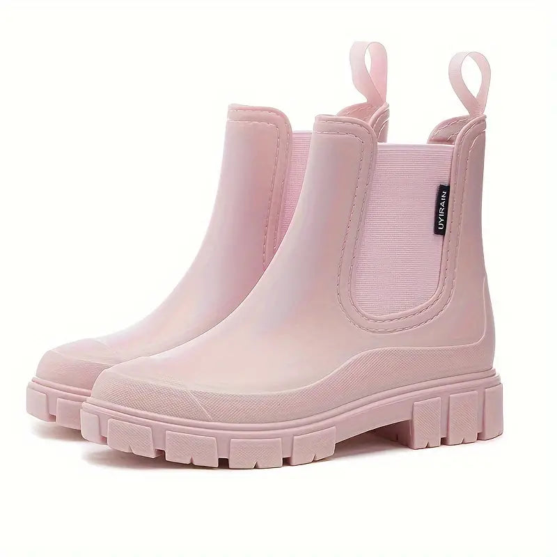 Women's slip-on Chelsea boots with elastic side panels, pull tabs and chunky lug soles
