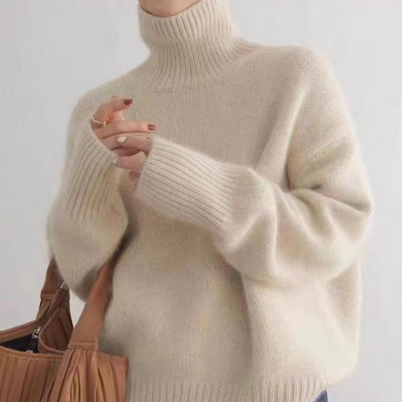 Women's oversized turtleneck sweater with long sleeves and ribbed trims