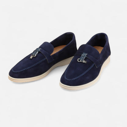 Men's textured slip-on tassel loafers with rounded toes and flat light-coloured soles