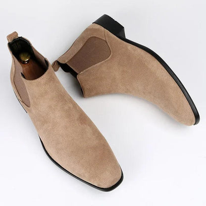 Men's Chelsea boots with elastic side panels, pull tabs and low block heels