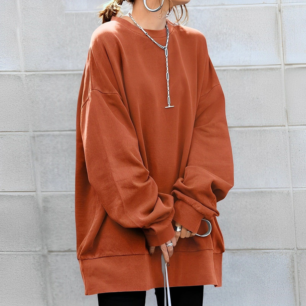 Women's oversized crew neck sweatshirt with long sleeves and curved hem