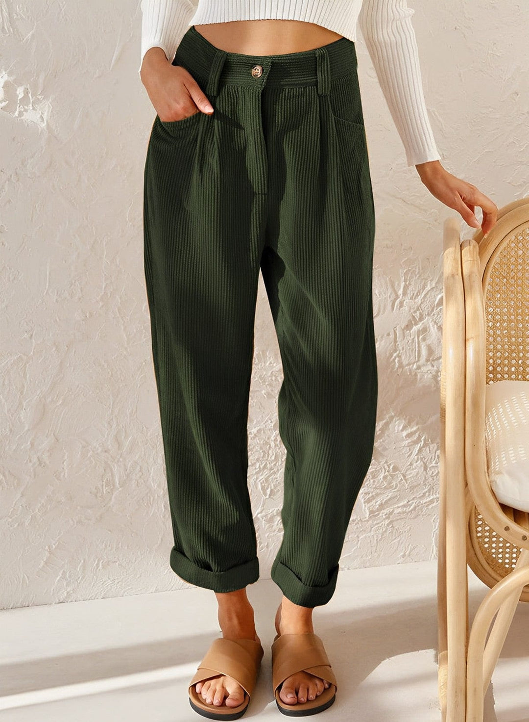 Women's high-waisted corduroy trousers with straight legs, side pockets and rolled ankle cuffs
