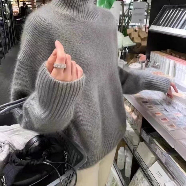 Women's oversized turtleneck sweater with long sleeves and ribbed trims