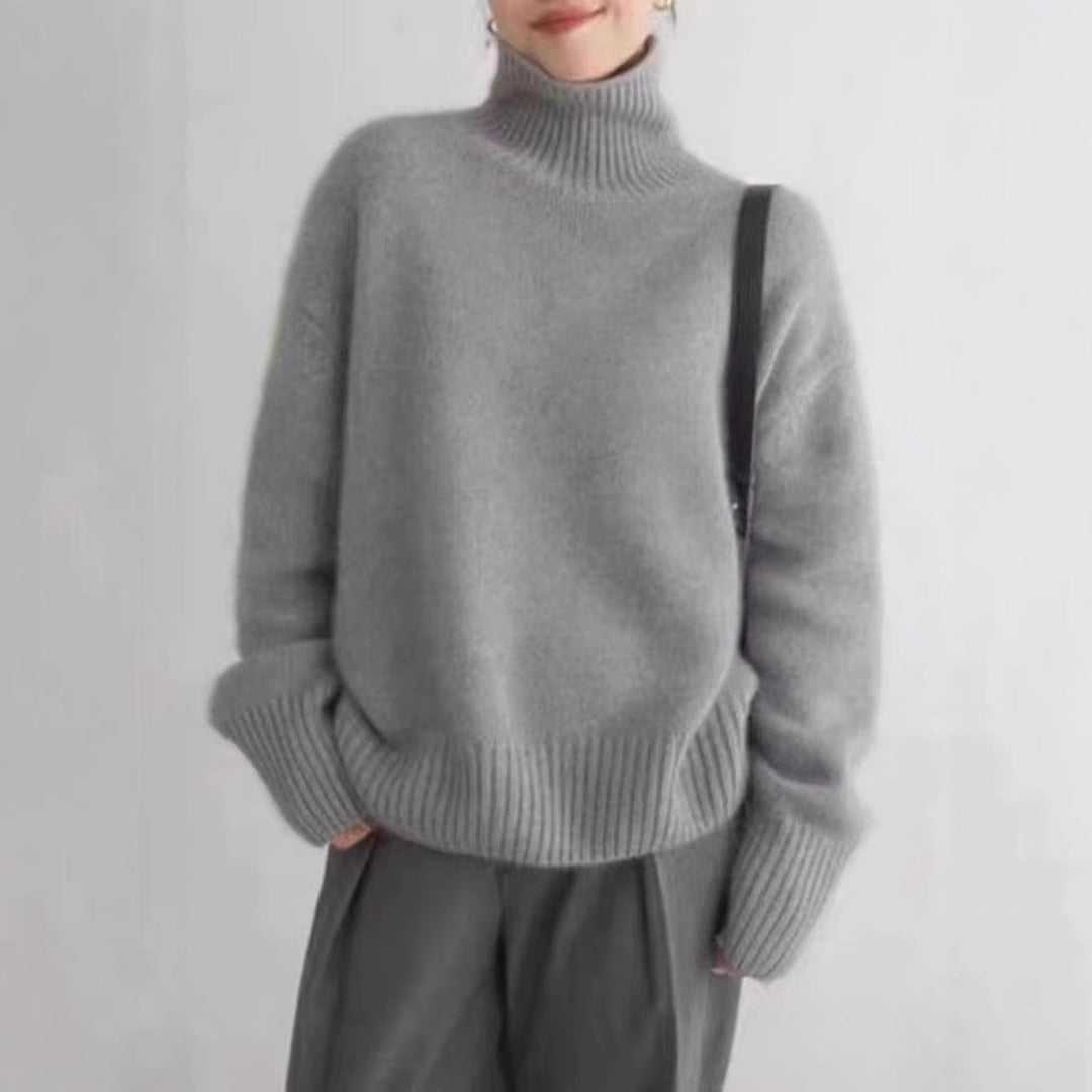 Women's oversized turtleneck sweater with long sleeves and ribbed trims