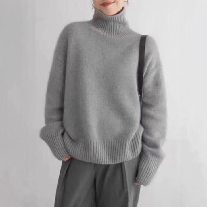 Women's oversized turtleneck sweater with long sleeves and ribbed trims