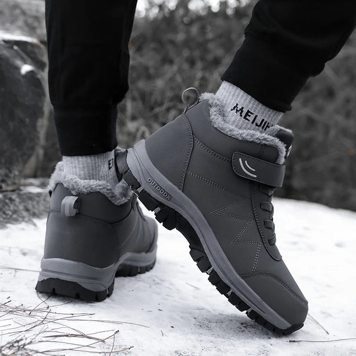 Men's high-top winter trekking boots with laces and faux fur trim