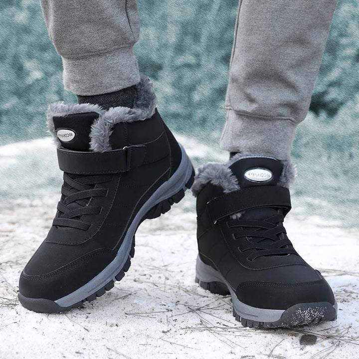 Men's high-top winter trekking boots with laces and faux fur trim