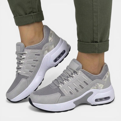 Women's low-top lace-up sneakers with panelled colour-block uppers and visible heel air-cushion windows