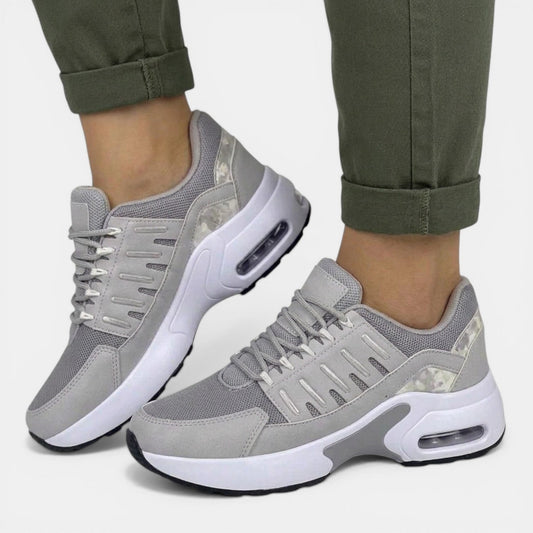 Women's low-top lace-up sneakers with panelled colour-block uppers and visible heel air-cushion windows