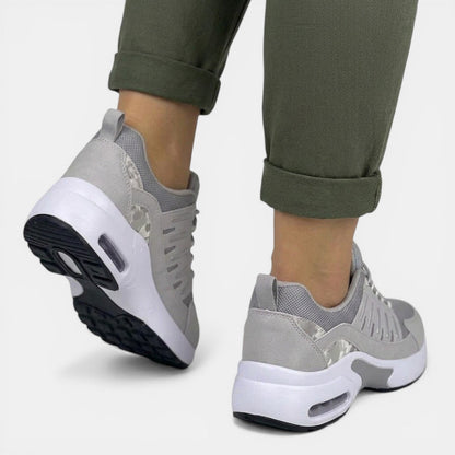 Women's low-top lace-up sneakers with panelled colour-block uppers and visible heel air-cushion windows