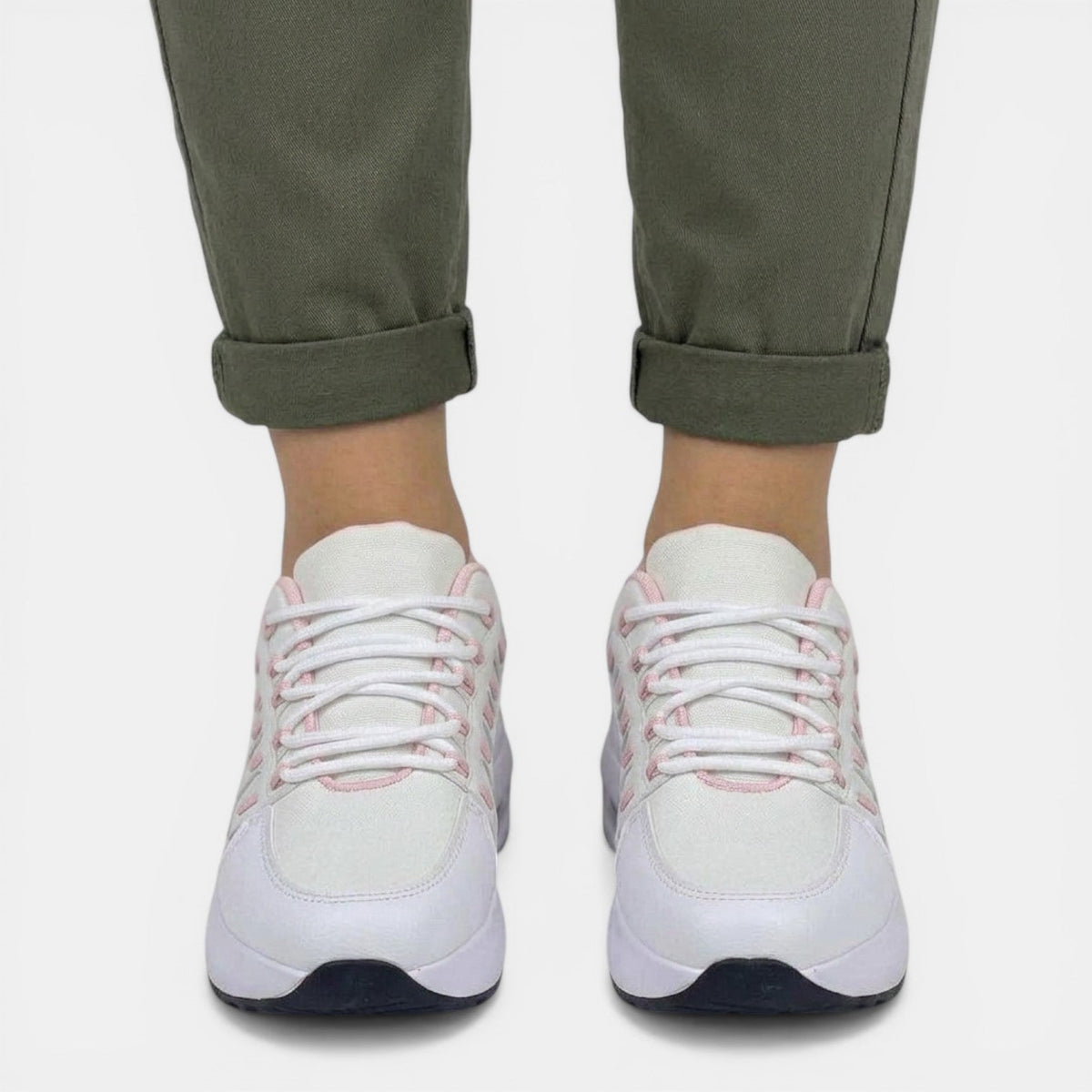 Women's low-top lace-up sneakers with panelled colour-block uppers and visible heel air-cushion windows