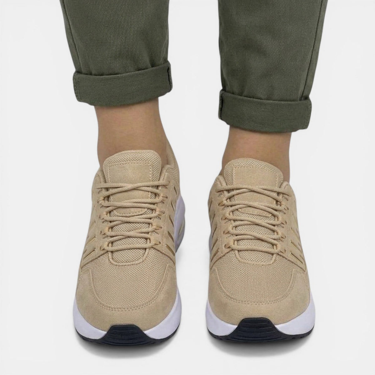 Women's low-top lace-up sneakers with panelled colour-block uppers and visible heel air-cushion windows