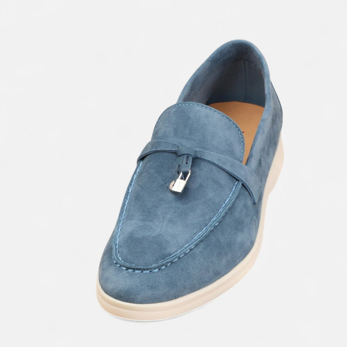 Men's textured slip-on tassel loafers with rounded toes and flat light-coloured soles