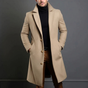 Manteau long homme habillé coupe ajustée à col à revers et boutonnage devant