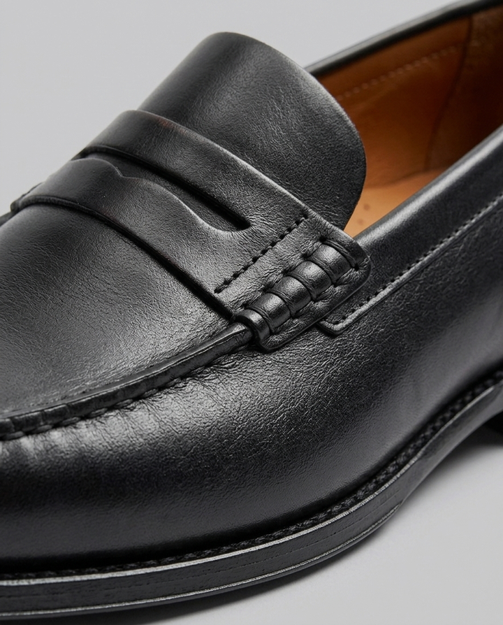Men's slip-on loafers with penny strap and low heel