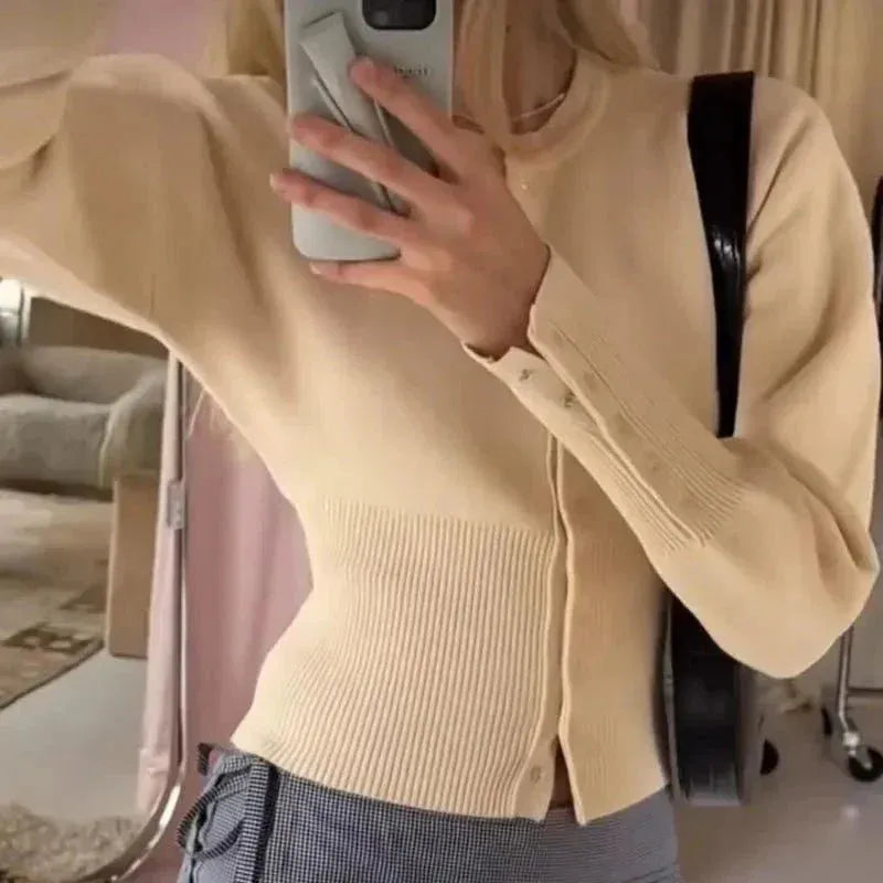 Women's cropped ribbed cardigan with long sleeves and button front