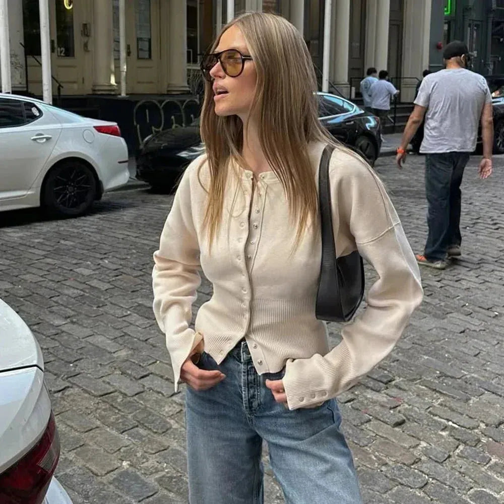 Women's cropped ribbed cardigan with long sleeves and button front