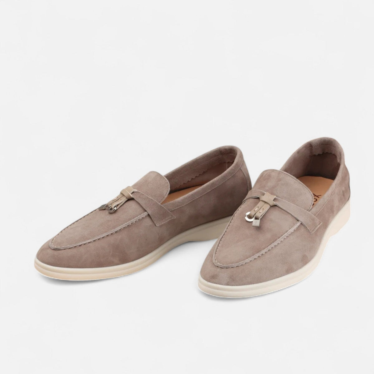 Men's textured slip-on tassel loafers with rounded toes and flat light-coloured soles