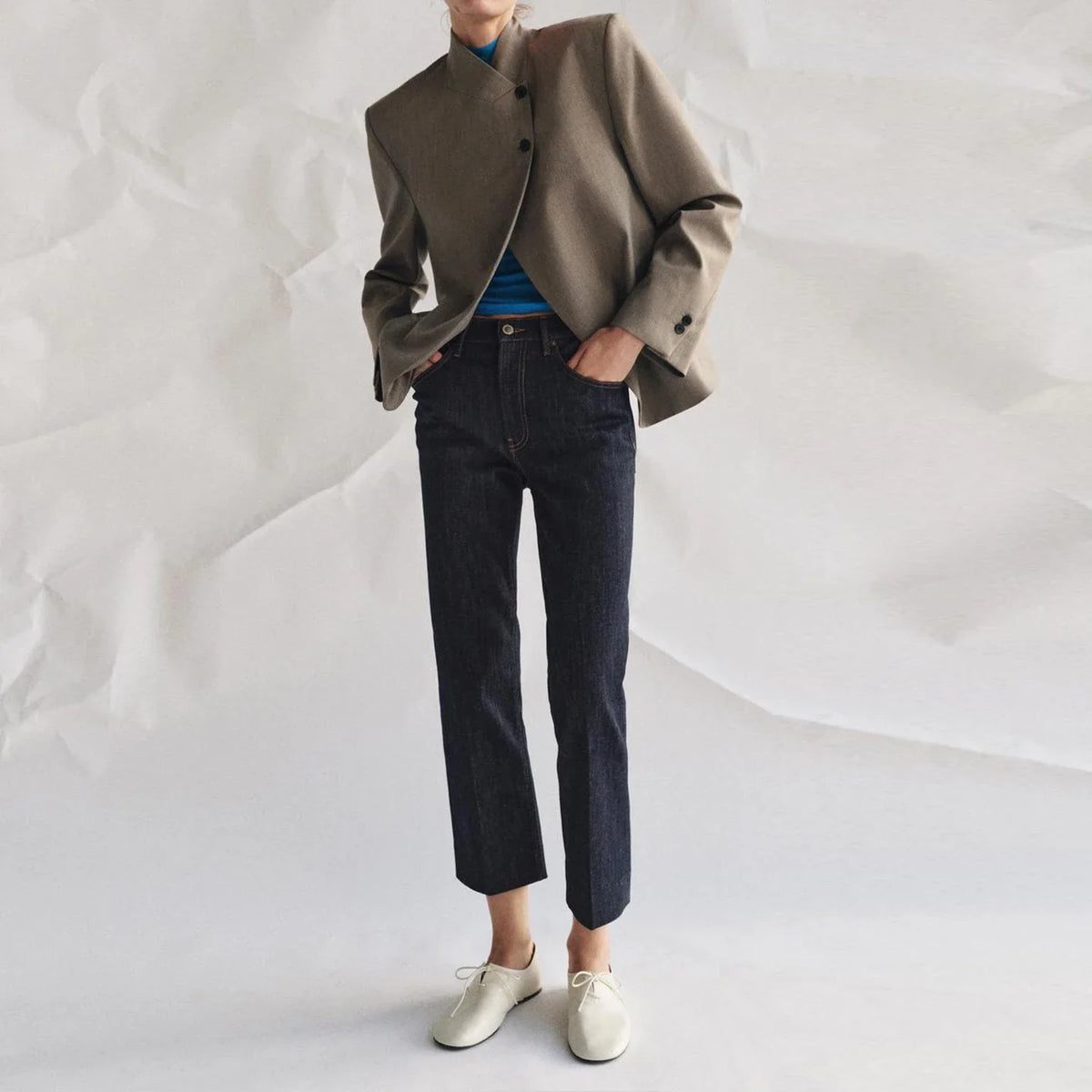 Women's classic long-sleeve blazer with raised collar, button front and welt pockets