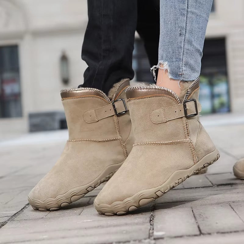 Ankle-height barefoot winter boots with faux fur lining, buckle strap and textured tread