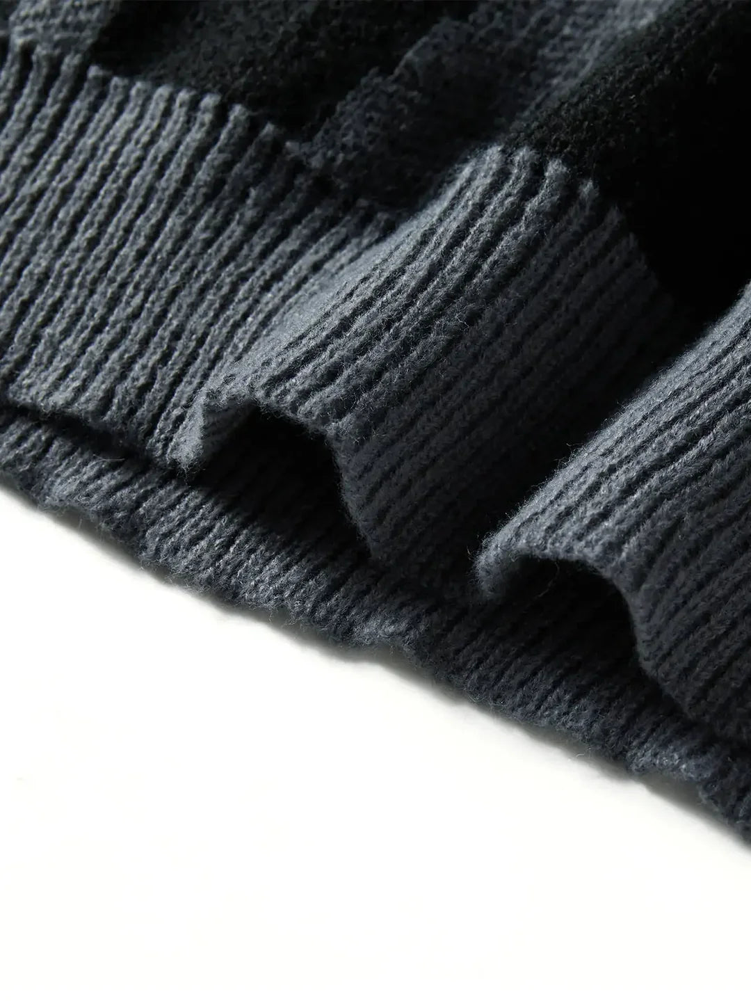 Men's abstract pattern knit sweater with crew neck and long sleeves