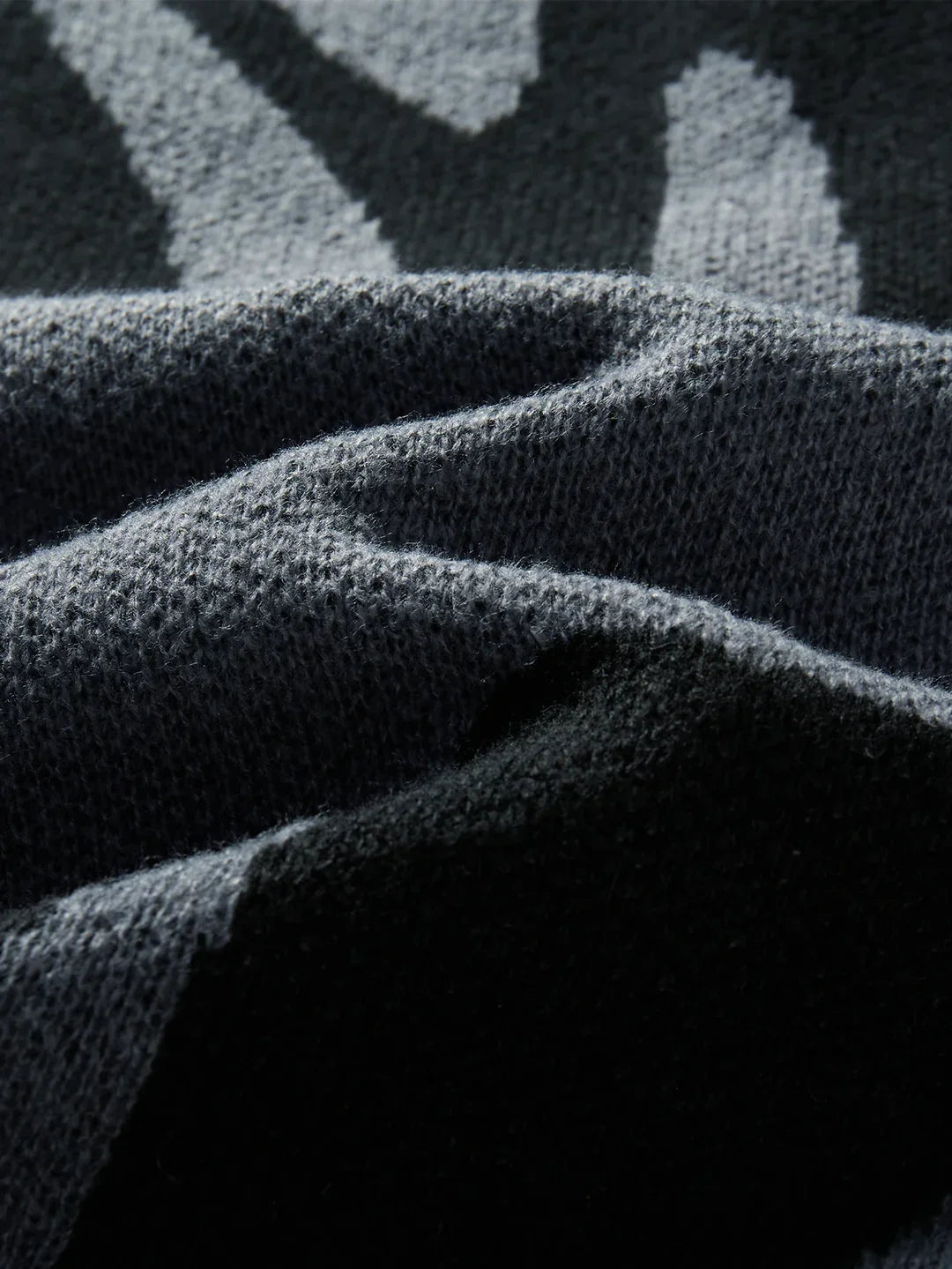 Men's abstract pattern knit sweater with crew neck and long sleeves