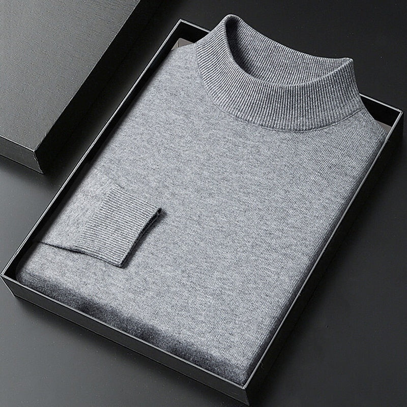 Men's knitted mock neck sweater with ribbed collar and cuffs