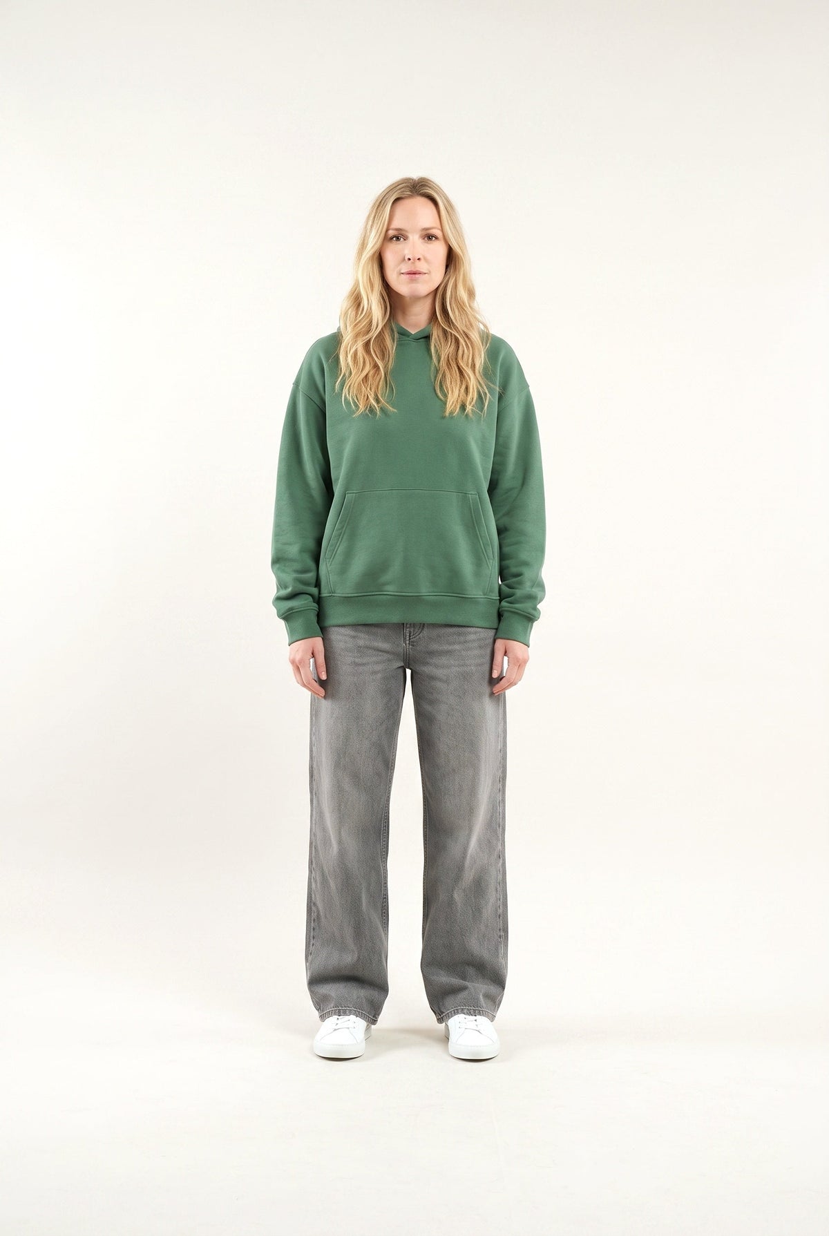 Women's oversized pullover hoodie with hood and long sleeves