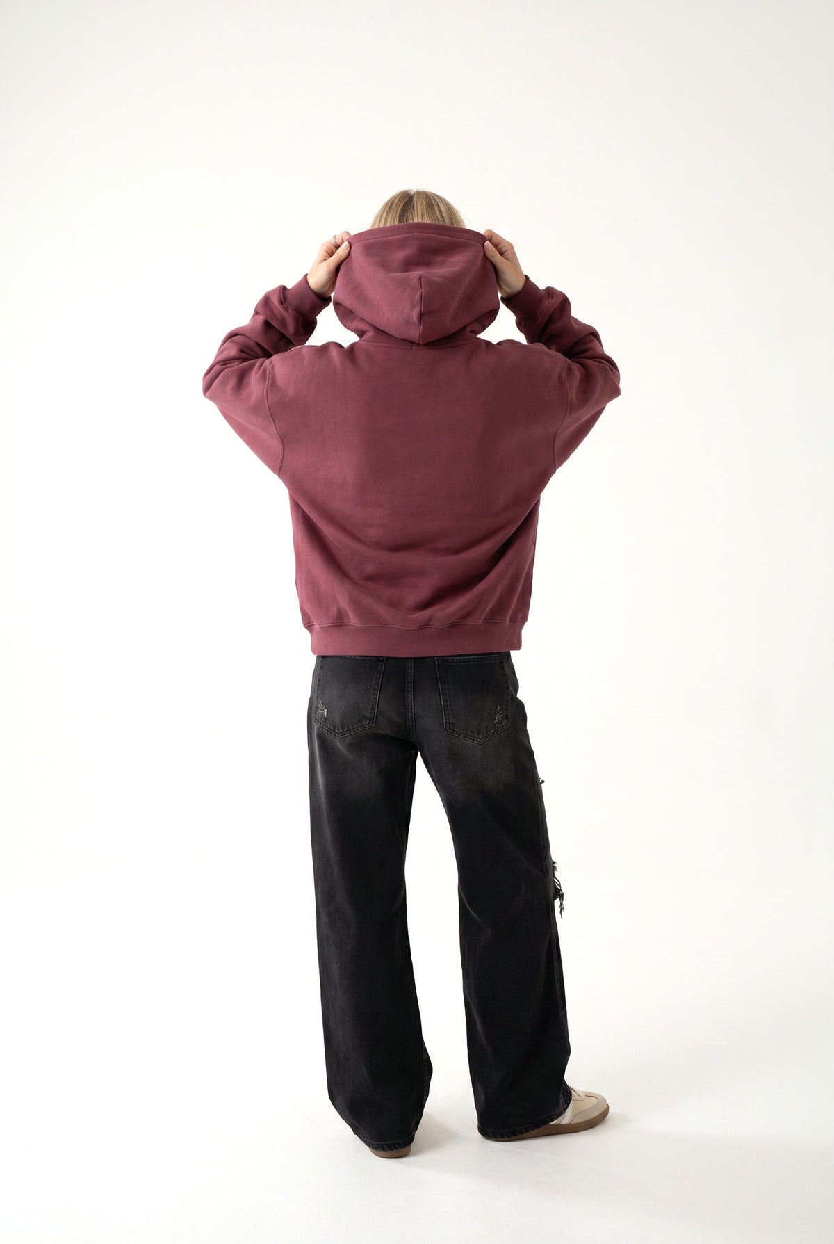 Women's oversized pullover hoodie with hood and long sleeves