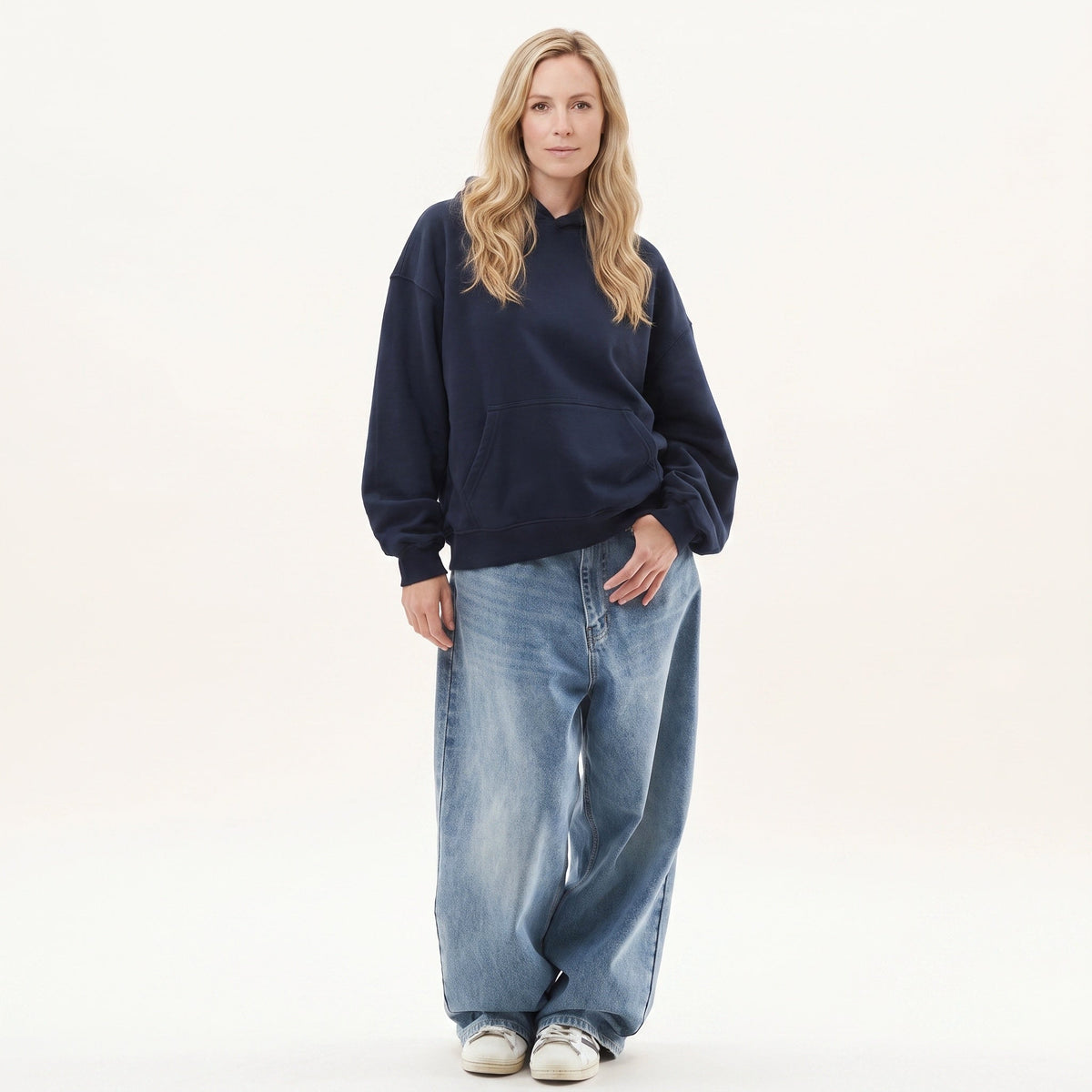 Women's oversized pullover hoodie with hood and long sleeves