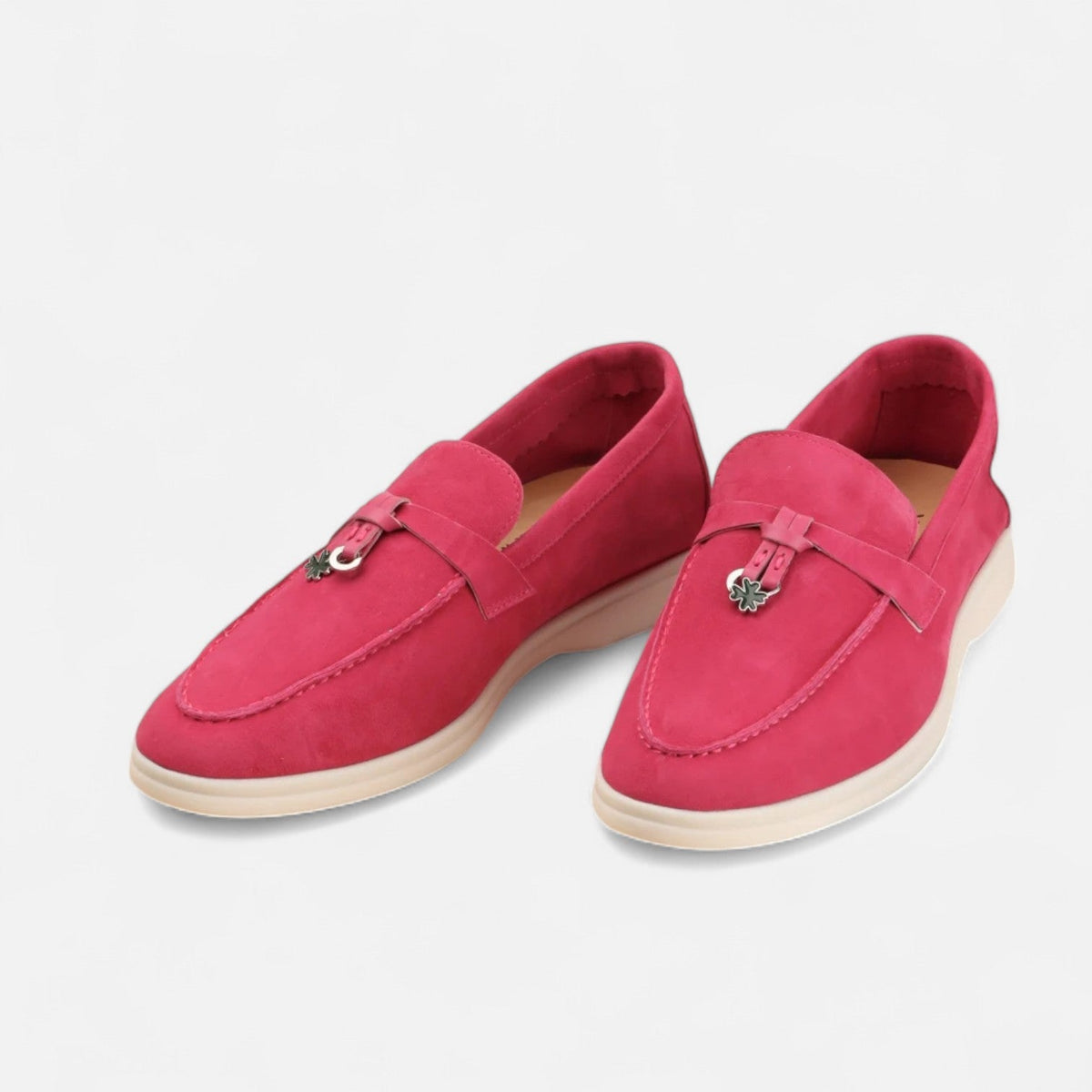 Men's textured slip-on tassel loafers with rounded toes and flat light-coloured soles