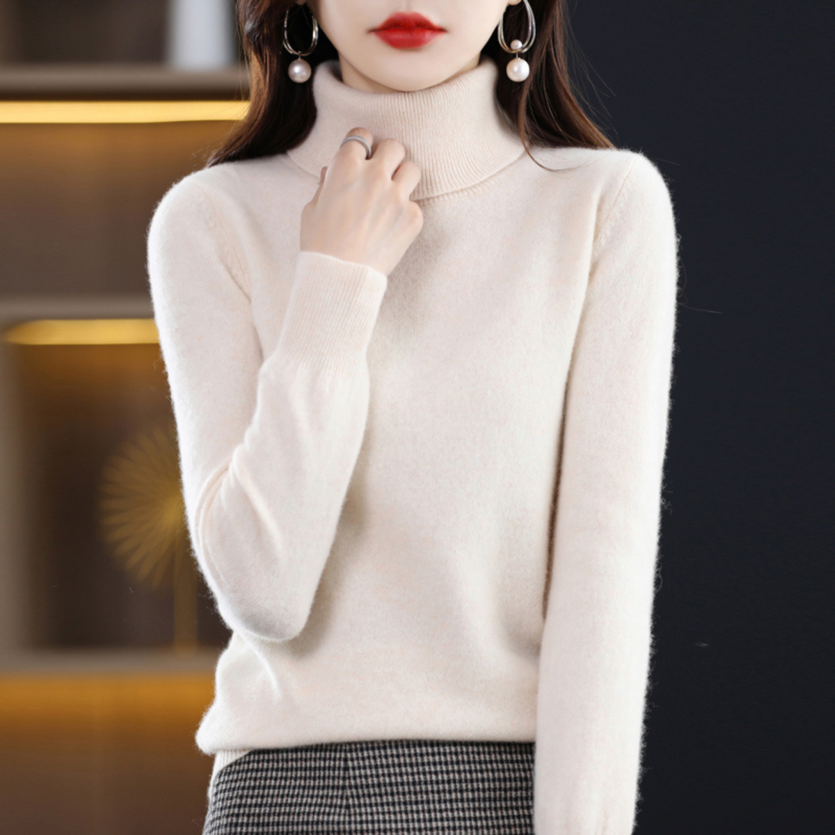 Women's long-sleeve turtleneck sweater with ribbed collar and cuffs