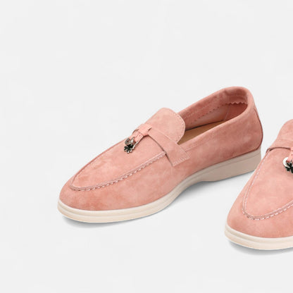 Men's textured slip-on tassel loafers with rounded toes and flat light-coloured soles