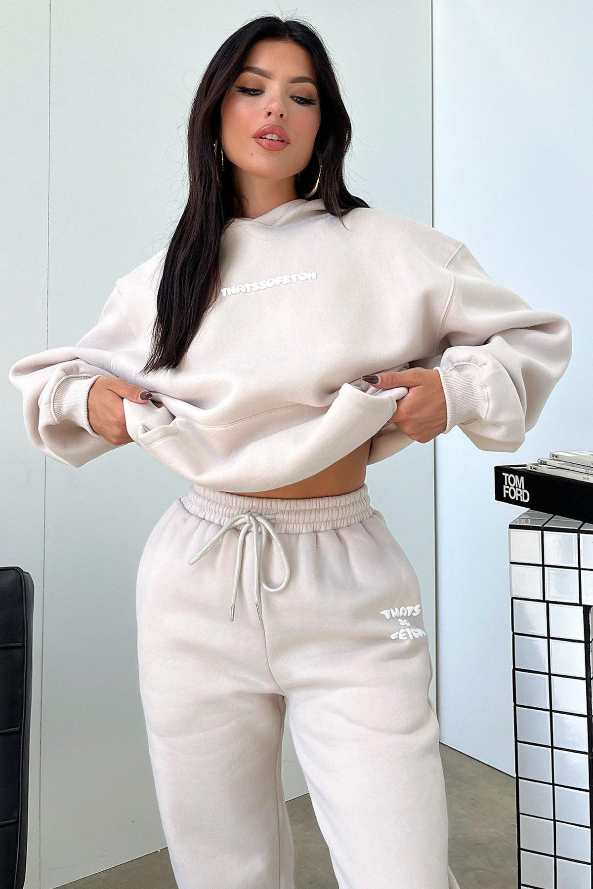 Women's beige oversized hoodie with hood, long sleeves and front kangaroo pocket
