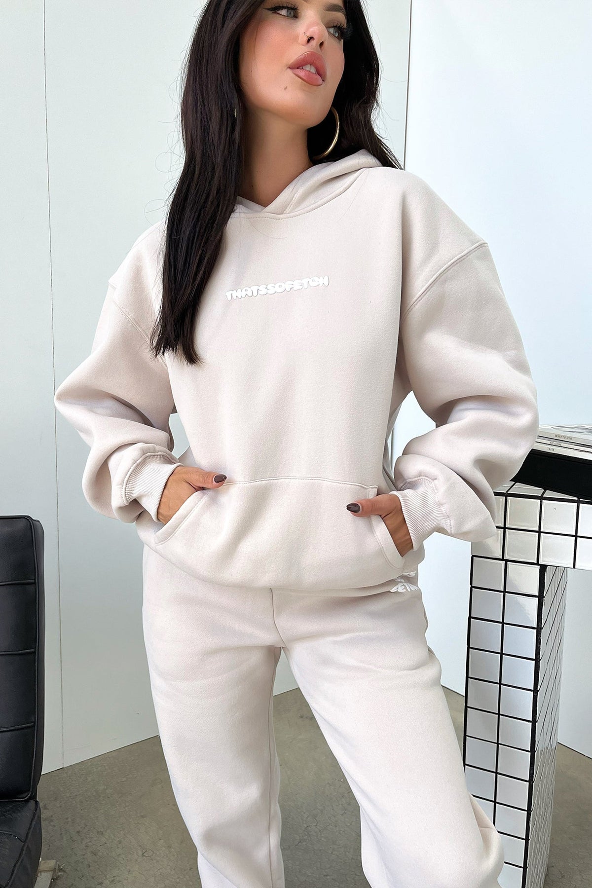 Women's beige oversized hoodie with hood, long sleeves and front kangaroo pocket