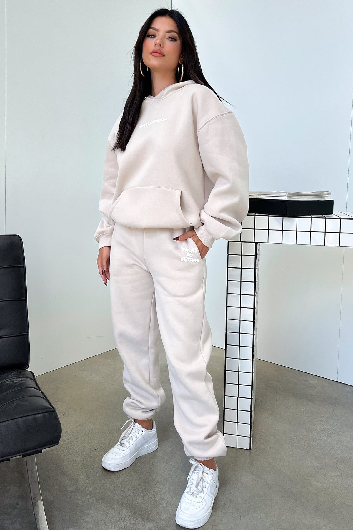 Women's beige oversized hoodie with hood, long sleeves and front kangaroo pocket