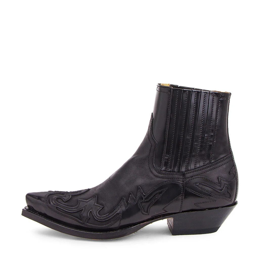 Men's western cowboy boots with embroidered vamp and pointed toe, slip-on style