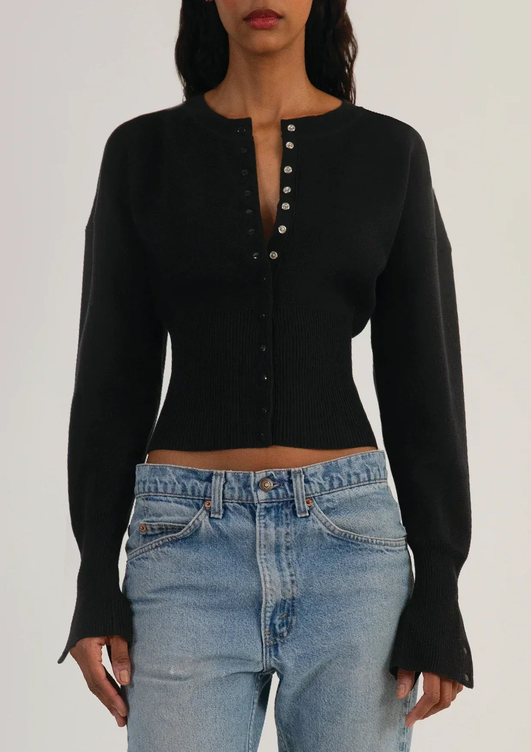 Women's cropped button-up cardigan with long sleeves