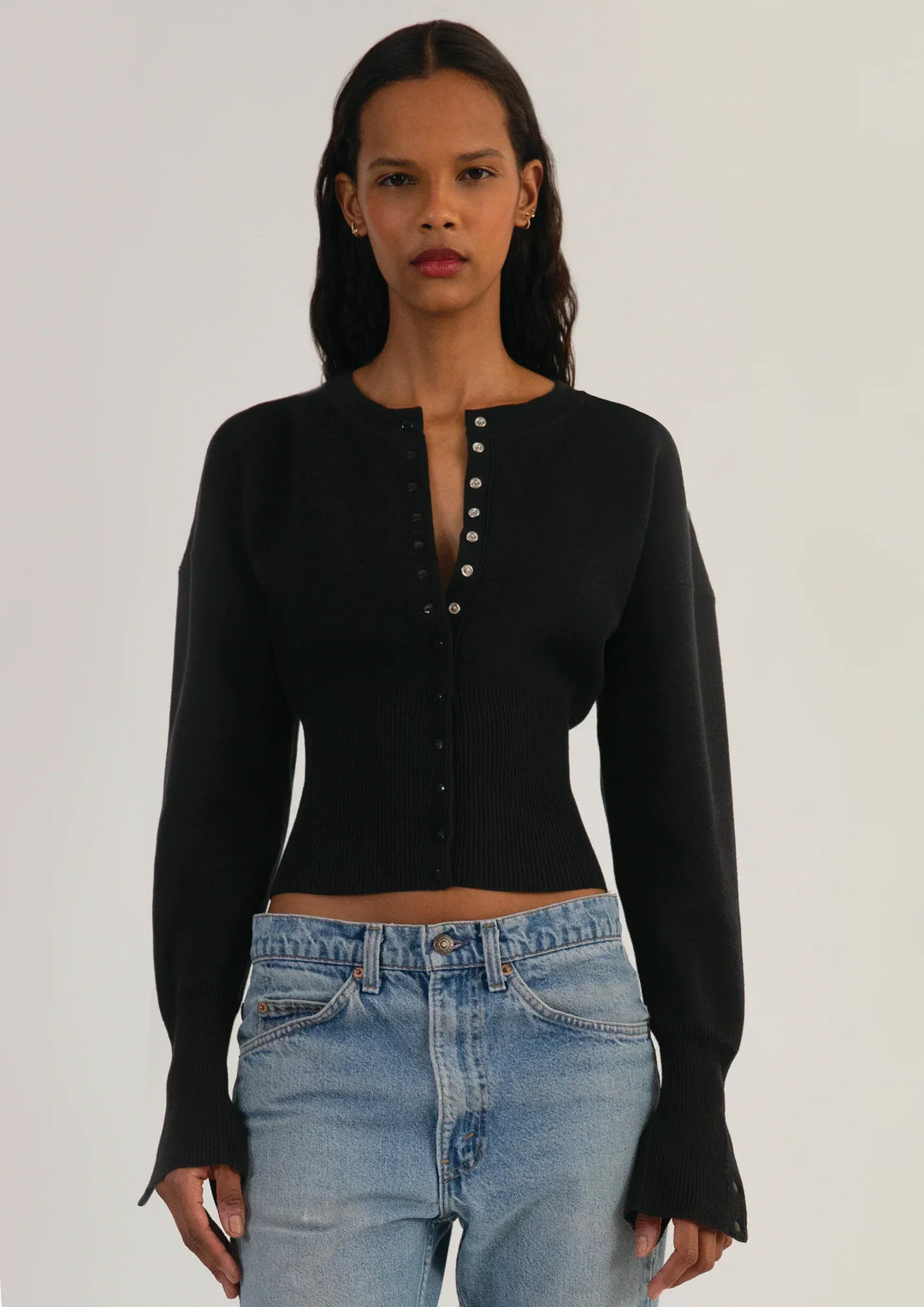 Women's cropped button-up cardigan with long sleeves