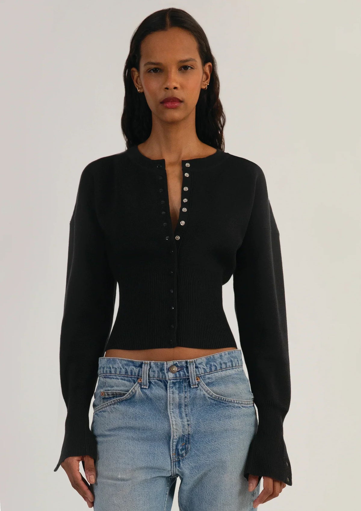 Women's cropped button-up cardigan with long sleeves