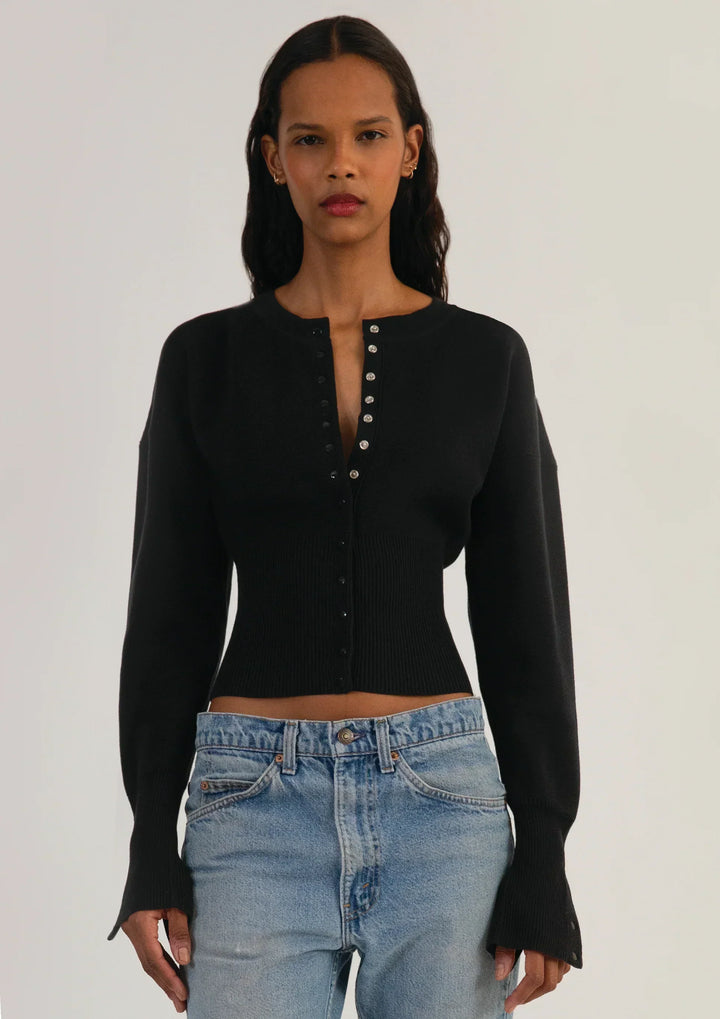Women's cropped button-up cardigan with long sleeves