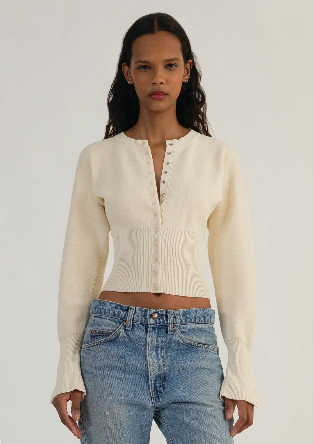 Women's cropped button-up cardigan with long sleeves