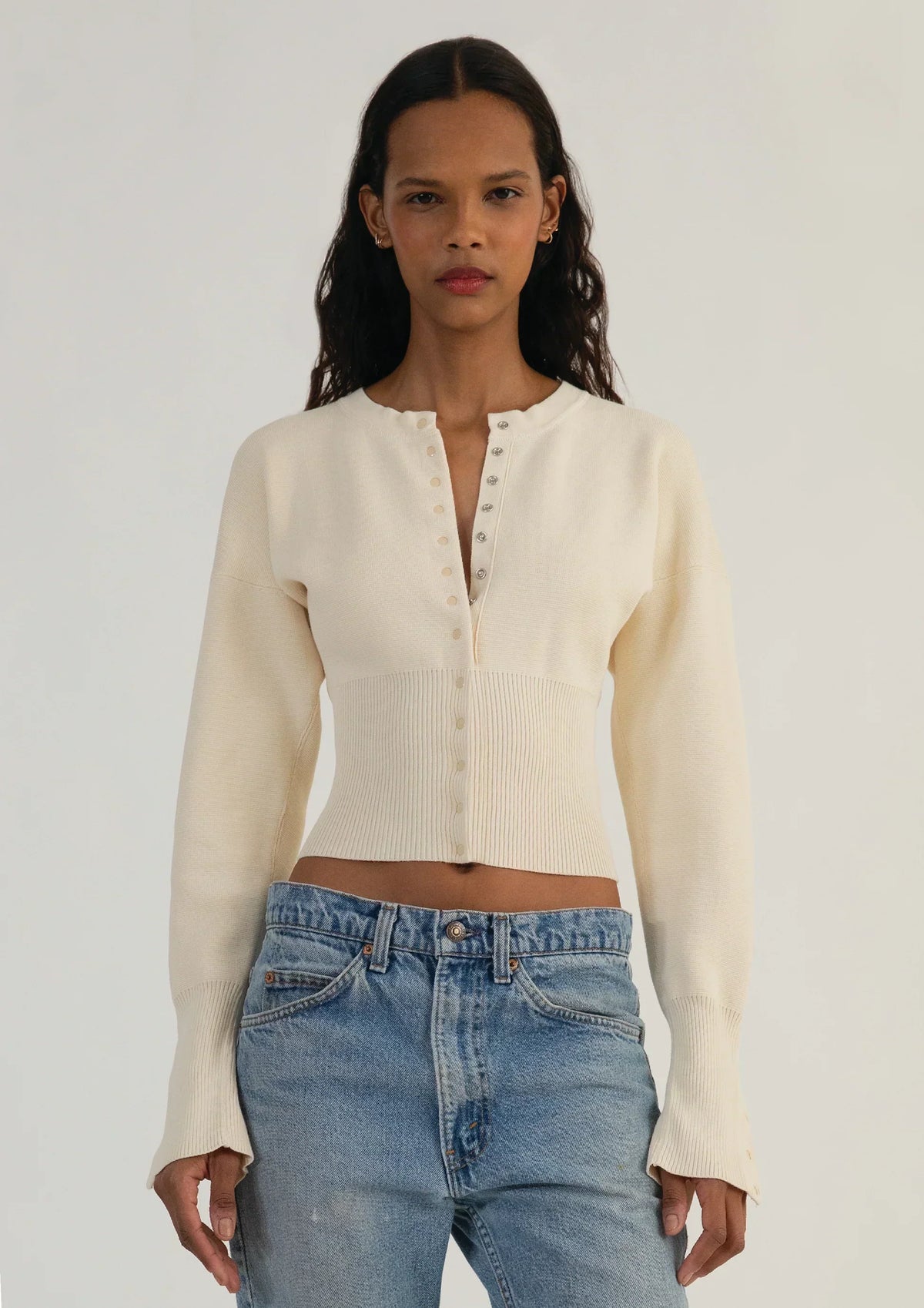 Women's cropped button-up cardigan with long sleeves