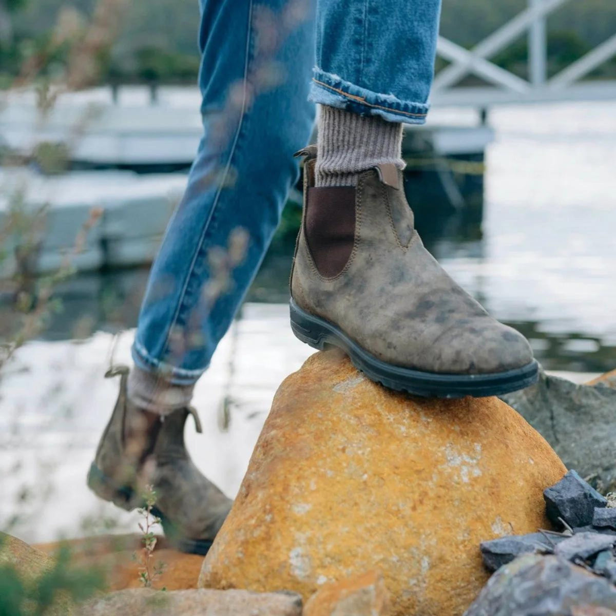 Unisex Chelsea boots with elastic side panels, pull tabs and lugged soles